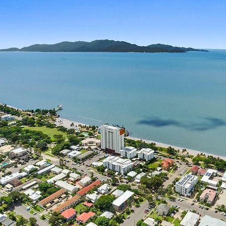 Апарт отель Aquarius On The Beach Таунсвилл Экстерьер фото